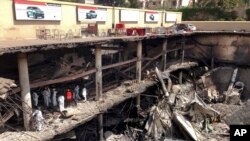 Penyelidik forensik memeriksa tempat parkir mobil yang roboh di Mal Westgate, Nairobi. (Foto: Dok)