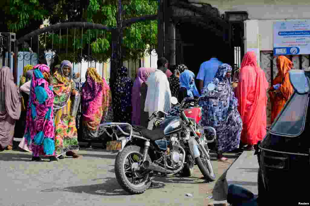 Familia za wa Sudan wasubiri katika hospitali moja mjini Port Sudan ambako madaktari wanagoma ili kudai mishahara yao.