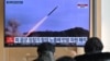 Warga menonton layar televisi yang menayangkan siaran berita uji coba rudal Korea Utara, di stasiun kereta api di Seoul pada 24 Januari 2024. (Foto: AFP)