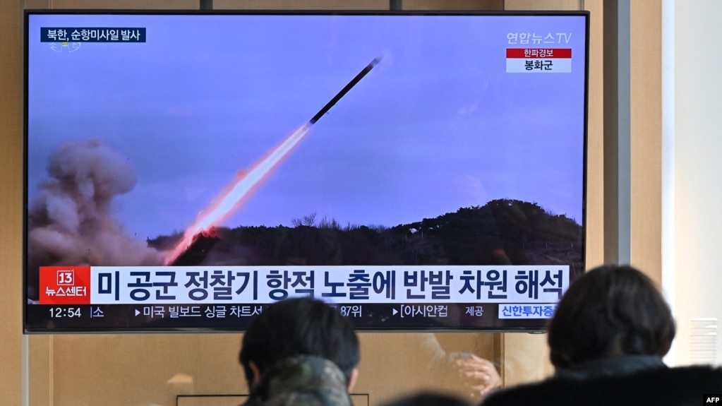 韩国民众在一个车站观看朝鲜发射导弹的新闻报道。（法新社2024年1月24日）(photo:VOA)