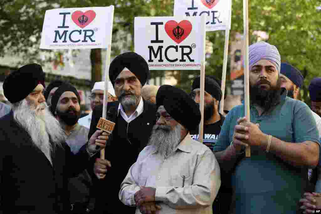 Members of the Manchester Sikh Community attend a vigil in Albert Square, Manchester, England, May 23, 2017, the day after the suicide attack at an Ariana Grande concert that left 22 people dead as it ended on Monday night.