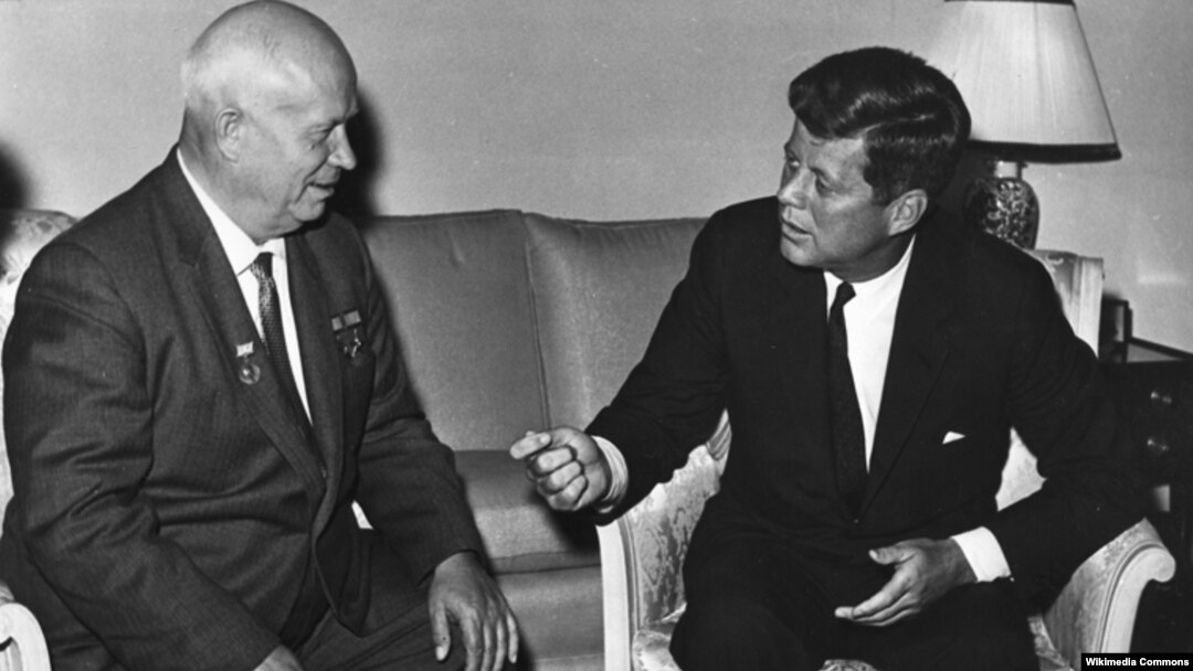 AQSh prezidenti Jon Kennedi SSSR rahbari Nikita Xrushyov bilan, 3-iyun, 1961-yil. 