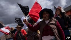 Pengunjuk rasa anti-pemerintah meneriakkan slogan-slogan di Juliaca, Peru, 30 Januari 2023.
