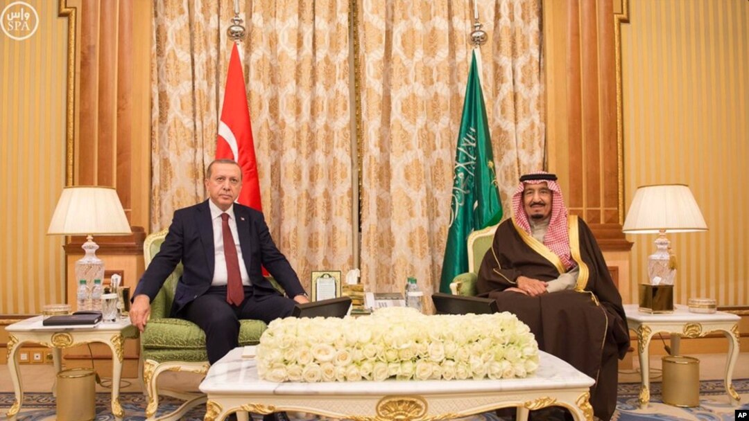 Presiden Turki Recep Tayyip Erdogan (kiri) dan Raja Saudi Salman bin Abdul Aziz Al Saud berpose saat bertemu di Riyadh, Arab Saudi, 29 Desember 2015.