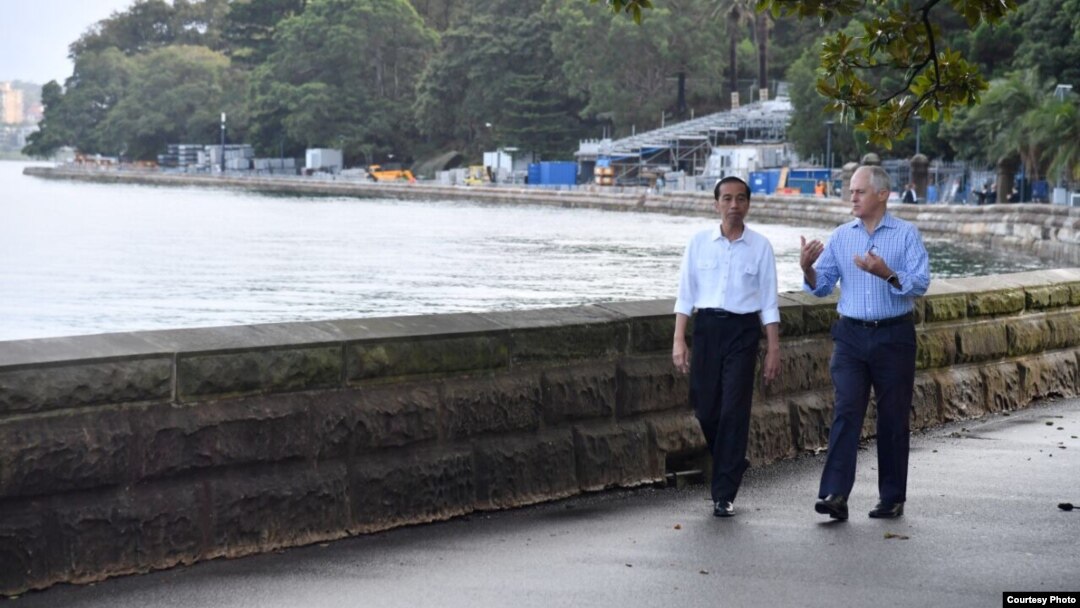 Presiden Jokowi dan PM Australia Malcolm Turnbull melakukan jalan pagi bersama di Royal Botanic Garden di Sydney, Minggu (26/2) (foto: Sepres RI). 