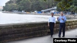 Presiden Jokowi dan PM Australia Malcolm Turnbull melakukan jalan pagi bersama di Royal Botanic Garden di Sydney, Minggu (26/2) (foto: Sepres RI). 