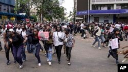 Mardi, des policiers ont tiré des grenades lacrymogènes contre un groupe initialement restreint de jeunes femmes rassemblées dans le quartier central des affaires de Nairobi.