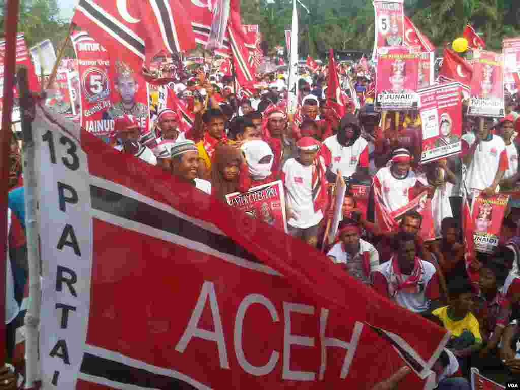 Kampanye Partai Aceh di Lapangan Bola Alue Kumba, Kec. Rantau Selamat Kab. Aceh Timur pada 27 Maret 2014. Foto dikirimkan oleh fans VOA di Facebook, Saifoel Aza