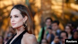 Angelina Jolie mengatakan kematian ibunya, aktris Marcheline Bertrand, akibat kanker pada 2007 pada usia 56 tahun, juga berperan dalam keputusannya untuk menjalani mastektomi ganda. (Foto: Dok)