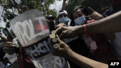 Les étudiants montrent des douilles de balles lors d'une manifestation contre les réformes du gouvernement à l'Institut de sécurité sociale (INSS) à Managua, le 21 avril 2018.