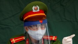 Службовець поліції у В’єтнамі. Ханой 6 квітня 2020 р.