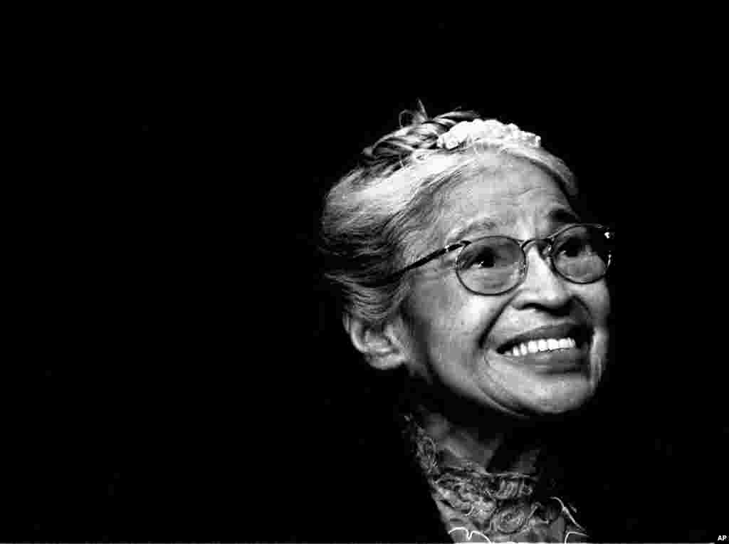 Rosa Parks tersenyum dalam upacara penerimaan Medali Kemerdekaan Kongres di Detroit, Michigan, 28 November 1999.