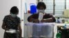 ရန်ကုန် ကွာရန်တင်းစင်တာမှ ကျန်းမာရေးဝန်ထမ်းများ မဲပေးကြသည့်မြင်ကွင်း။ (အောက်တိုဘာ ၂၉၊ ၂၀၂၀)