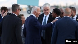 El presidente estadounidense Joe Biden es recibido por miembros del Congreso afuera del Air Force One en el Aeropuerto Internacional Harry Reid en Las Vegas, Nevada, Estados Unidos, el 15 de julio de 2024.