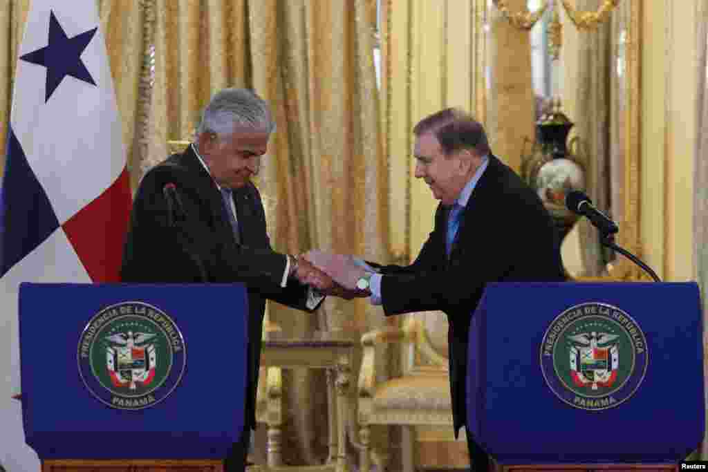 El presidente de Panamá, José Raúl Mulino, y el líder opositor venezolano, Edmundo González, se estrechan la mano durante una reunión en el Palacio Presidencial de la Ciudad de Panamá.