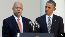 Presiden Barack Obama berdiri di samping Jeh Johnson, orang yang dicalonkannya sebagai menteri keamanan dalam negeri, di Rose Garden, Gedung Putih, Washington,18/10/2013