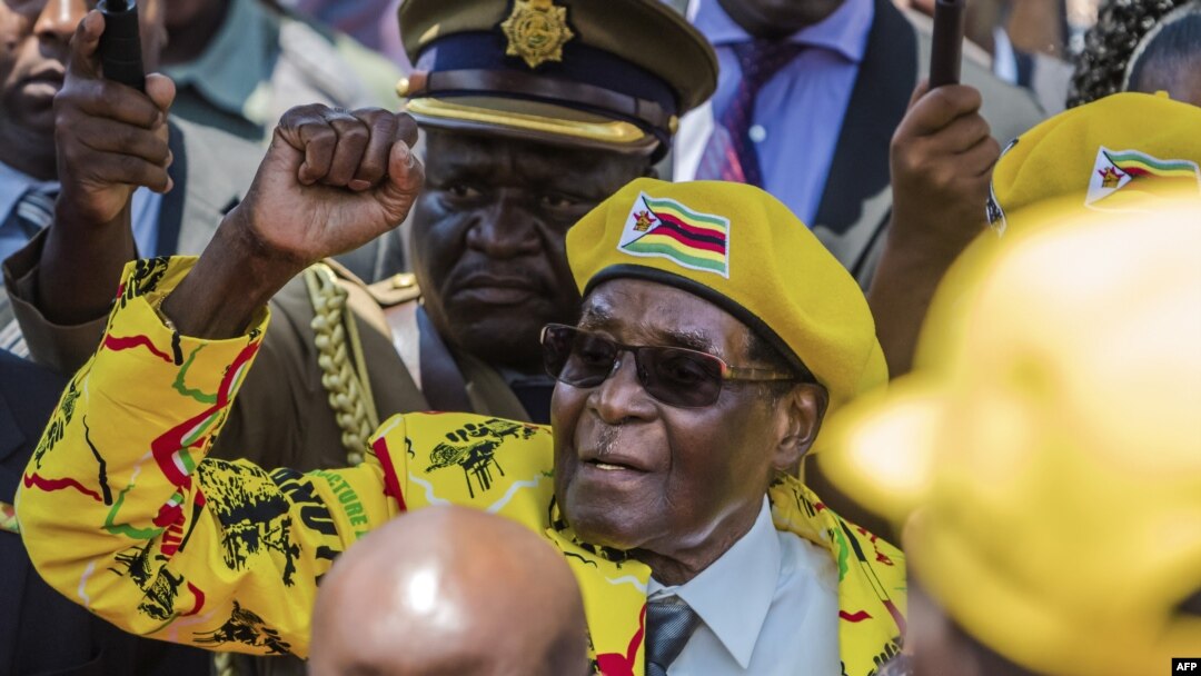Dalam arsip foto 8 November 2017, Robert Mugabe, yang saat itu masih menjabat sebagai Presiden Zimbabwe, mengacungkan kepalan tangan ketika menyambut para anggota partai dan pendukungnya di markas partai.