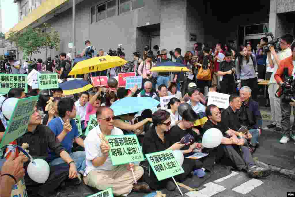 香港记者协会等8个传媒组织在明报工业中心外集会，声援明报员工，要求明报撤回解雇决定，并呼吁各界一同守护守护新闻自由及明报（2016年5月2日，美国之音海彦拍摄）