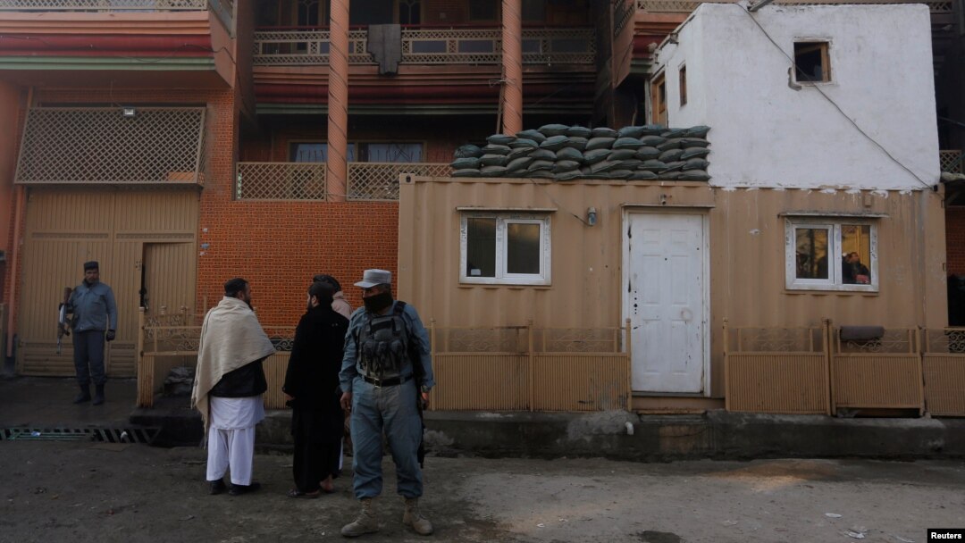 Polisi Afghanistan berjaga di luar kediaman seorang anggota parlemen di Kabu,l yang diserang oleh Taliban tanggal 21 Desember 2016 (REUTERS/Omar Sobhani) 