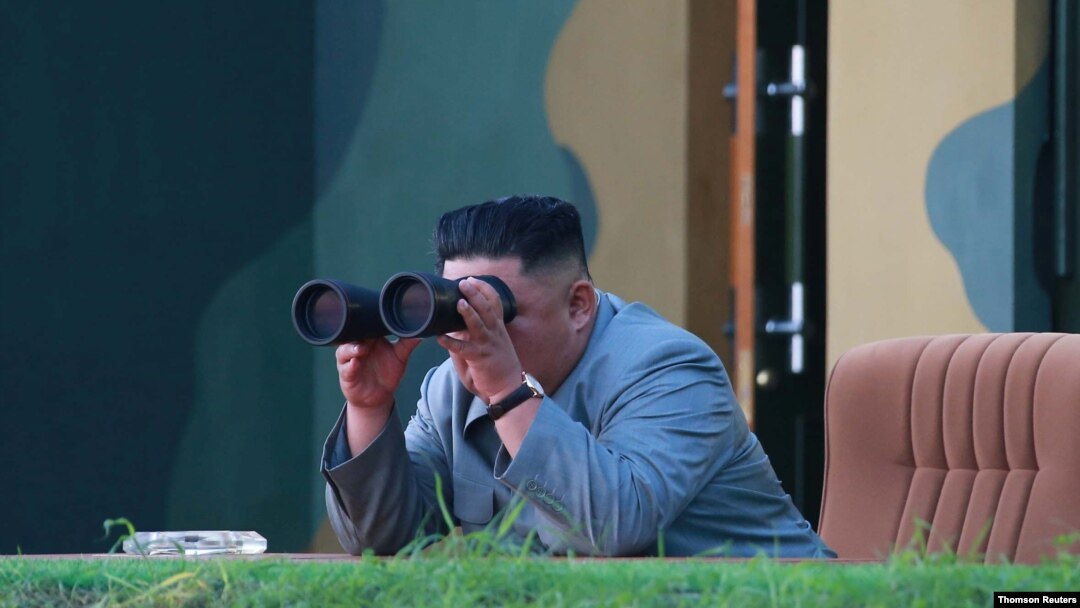 Severnokorejski lider Kim Džong Un posmatra probu dve balističke rakete kratkog dometa, na ovoj nedatiranoj fotografiji koju je objavila severnokorejska Korejska centralna novinska agencija, 26. jula 2019.