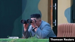 Severnokorejski lider Kim Džong Un posmatra probu dve balističke rakete kratkog dometa, na ovoj nedatiranoj fotografiji koju je objavila severnokorejska Korejska centralna novinska agencija, 26. jula 2019.