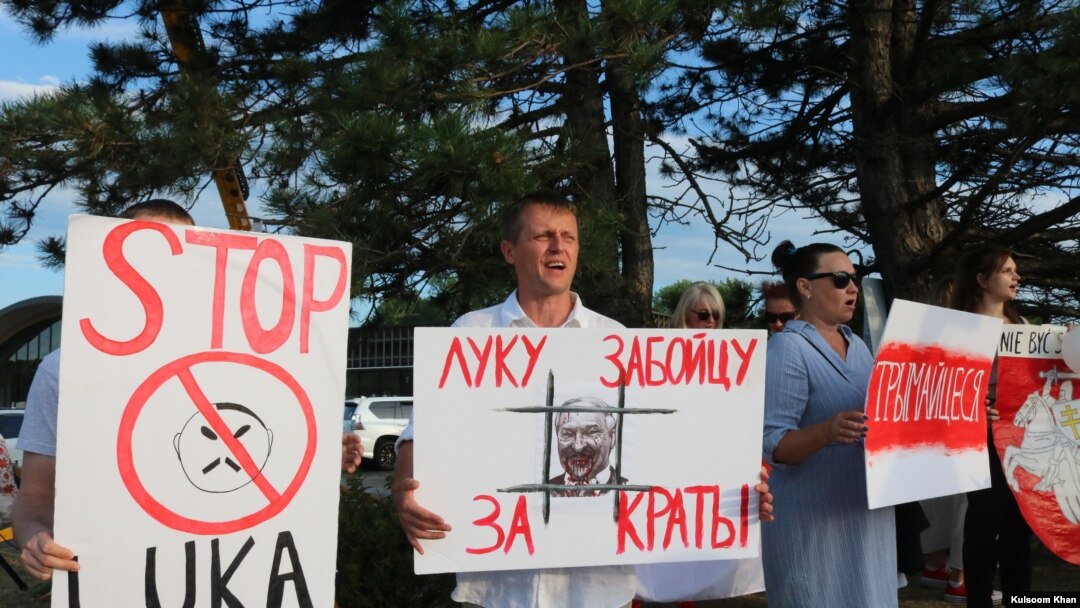 The Belarusian community in the Chicago area holds a rally in support of the uprising in Belarus against the controversial reelection of President Alexander Lukashenko, August 22, 2020. (Kulsoom Khan/VOA)