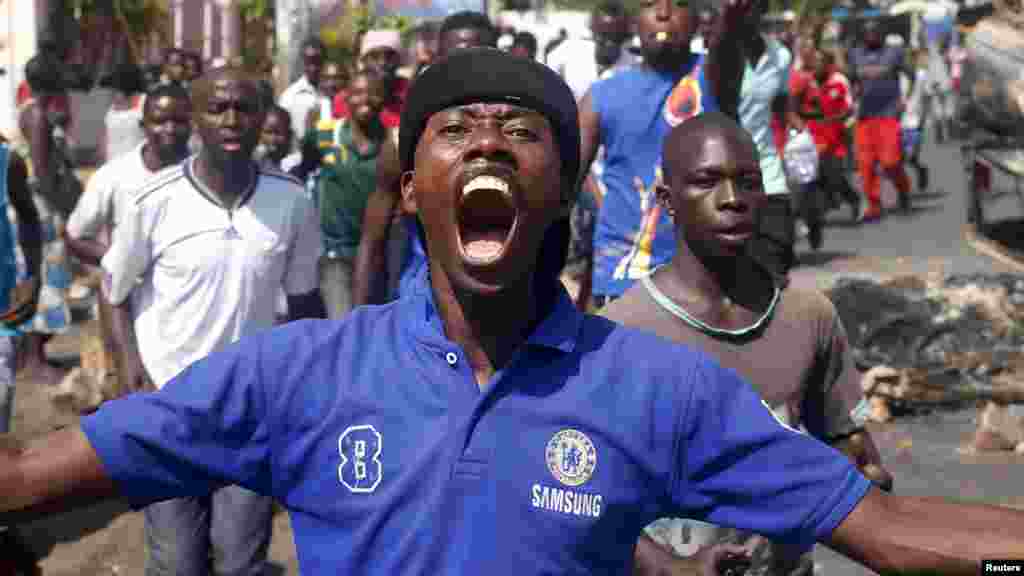 La foule salue célèbre après l&rsquo;annonce de la destitution du président Pierre Nkurunziza par un haut gradé de l&rsquo;armée à Bujumbura, au Burundi le 13 mai 2015.