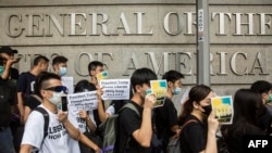 지난 6월 홍콩 시위 참가자들이 미국 총영사관을 지나고 있다.