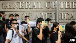 Para pengunjuk rasa melewati kantor Konsulat Amerika Serikat dalam demonstrasi menentang RUU Ekstradisi, di Hong Kong, 26 Juni 2019.
