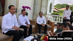 Presiden Joko Widodo didampingi Menteri Kesehatan Terawan Agus Putranto memberikan keterang pers mengenai perkembangan terbaru infeksi korona, Jakarta, Senin, 2 Maret 2020. (Foto: Ghita Intan/VOA)