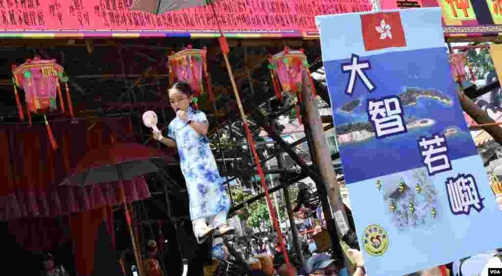 諷刺明日大嶼填海計劃的飄色”大智若嶼”。(美國之音湯惠芸攝)