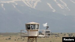 A United Nations observation tower overlooking Syria is seen near the Kuneitra border crossing in the Golan Heights, May 8, 2013.