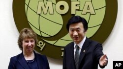 한국을 방문한 캐서린 애슈턴 유럽연합 외교안보 고위대표(왼쪽)가 23일 서울 외교부 청사에서 윤병세 외교장관과 회담했다.