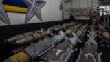 Bom được cất trữ trên tàu sân bay Mỹ Dwight D. Eisenhower ở phía nam Biển Đỏ, 13/2/2024. (AP Photo/Bernat Armangue)