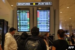 مسافران در فرودگاه بن گوریون تل‌آویو، اسرائیل