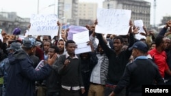 La police essaie de contrôler les manifestants lors d'un rassemblement contre l'injuste redistribution de la richesse dans le pays, à Addis Ababa, en Ethiopie, le 6 août 2016.