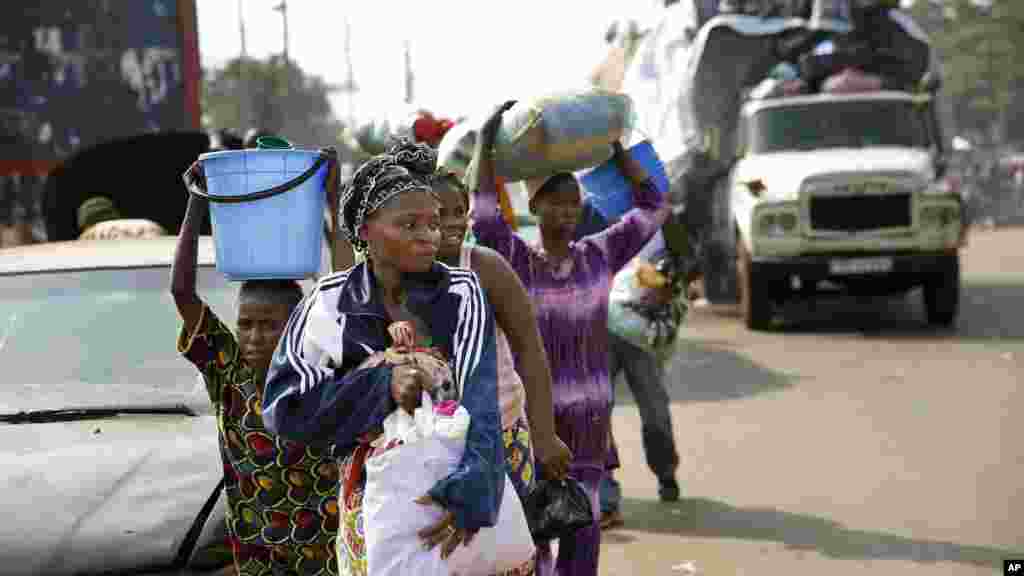 Au PK 12, le dernier point de contrôle à la sortie de la ville, des milliers de résidents musulmans de Bangui et Mbaiki fuient en masse à bord des voitures, camionnettes, camions, camions et motos, escortés par les troupes tchadiennes, vendredi, 7 février 2014.(AP Photo / Jerome Delay)