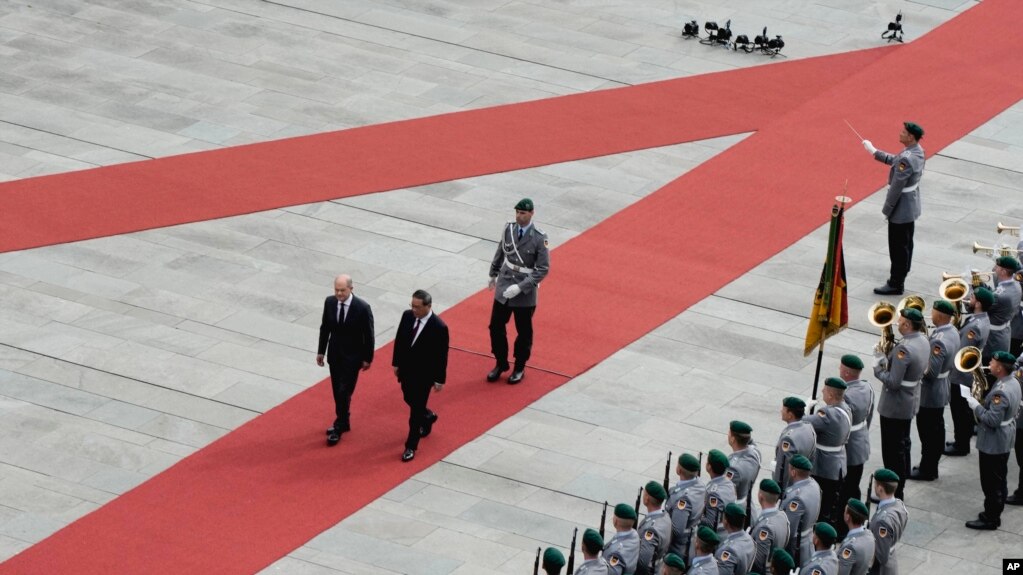 德国总理奥拉夫·朔尔茨（Olaf Scholz）2023年为到访的中国总理李强举行欢迎仪式。（美联社）(photo:VOA)