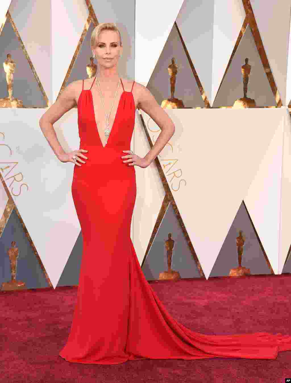 Charlize Theron tiba di Oscars pada 28 Februari 2016, di Dolby Theatre, Los Angeles.