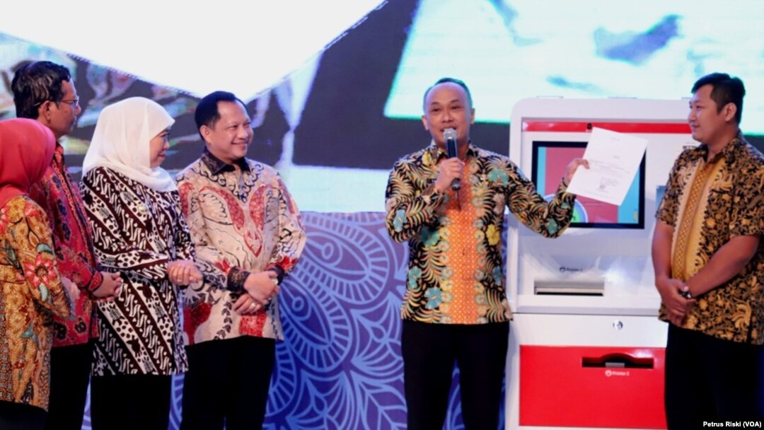 Pemprov Jawa Timur meluncurkan mesin Anjungan Dukcapil Mandiri yang dapat mencetak KTP elektronik, Kartu keluarga, Akta Kelahiran dan Akta Kematian dalam hitungan menit (Foto:VOA/ Petrus Riski).