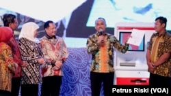 Pemprov Jawa Timur meluncurkan mesin Anjungan Dukcapil Mandiri yang dapat mencetak KTP elektronik, Kartu keluarga, Akta Kelahiran dan Akta Kematian dalam hitungan menit (Foto:VOA/ Petrus Riski).