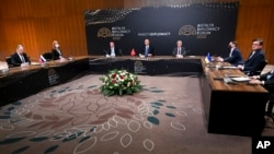 俄罗斯外交部发布的照片显示，土耳其外长坐在中间，主持与俄乌外长的三方会谈。（2022年3月10日）