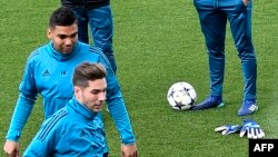 Le milieu de terrain brésilien Casemiro, au centre, et le gardien français Luca Zidane Fernandez, à droite, lors d'une séance d'entraînement à Madrid, le 30 avril 2018. 