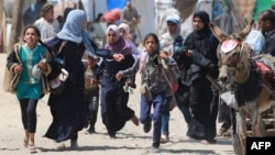 Warga Palestina berlarian saat militer Israel membombardir daerah Rafah di Jalur Gaza selatan 19 Juni 2024, di tengah konflik yang berlangsung di wilayah Palestina antara Israel dan Hamas.
