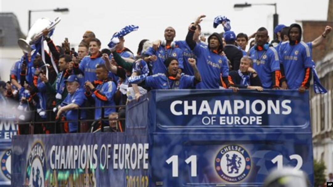 Klub Inggris, Chelsea melakukan parade kemenangan setelah menjuarai Liga Champions tahun 2012 (foto: dok). Chelsea kembali maju ke 16 besar Liga Champions. 