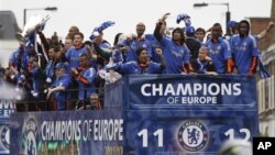 Klub Inggris, Chelsea melakukan parade kemenangan setelah menjuarai Liga Champions tahun 2012 (foto: dok). Chelsea kembali maju ke 16 besar Liga Champions. 