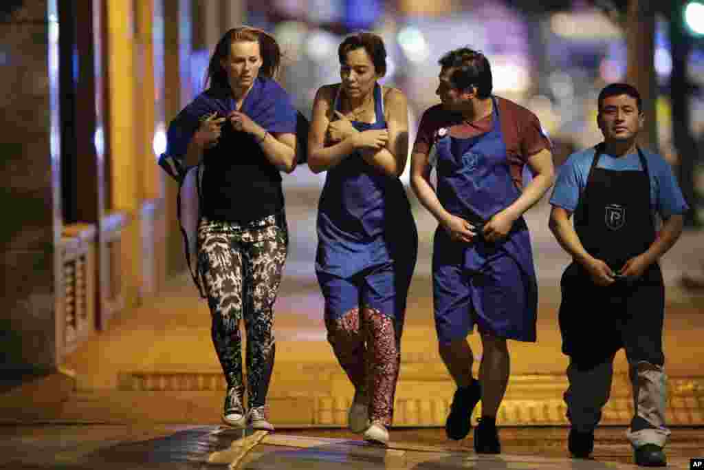 Afectados testigos del ataque del sábado por la noche en Londres salen del cordón policial en el área del Puente Londres donde siete personas fueron asesinadas y 48 fueron heridas por tres atacantes que fueron ultimados por la policía. &nbsp;Junio 3, 2017.