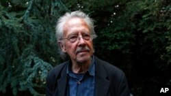 Peter Handke ispred svoje kuće pored Pariza (AP Photo/Francois Mori)