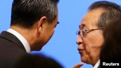 지난해 9월 중국 베이징에서 열린 6자회담 10주년 기념 세미나에서 김계관 북한 외무성 제1부상(오른쪽)과 왕이 중국 외교부장이 대화하고 있다.