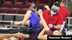 Un hombre en Los Angeles, California, dona sangre para enfermos del nuevo coronavirus, la pandemia que ha arrasado en gran parte del mundo en 2020.